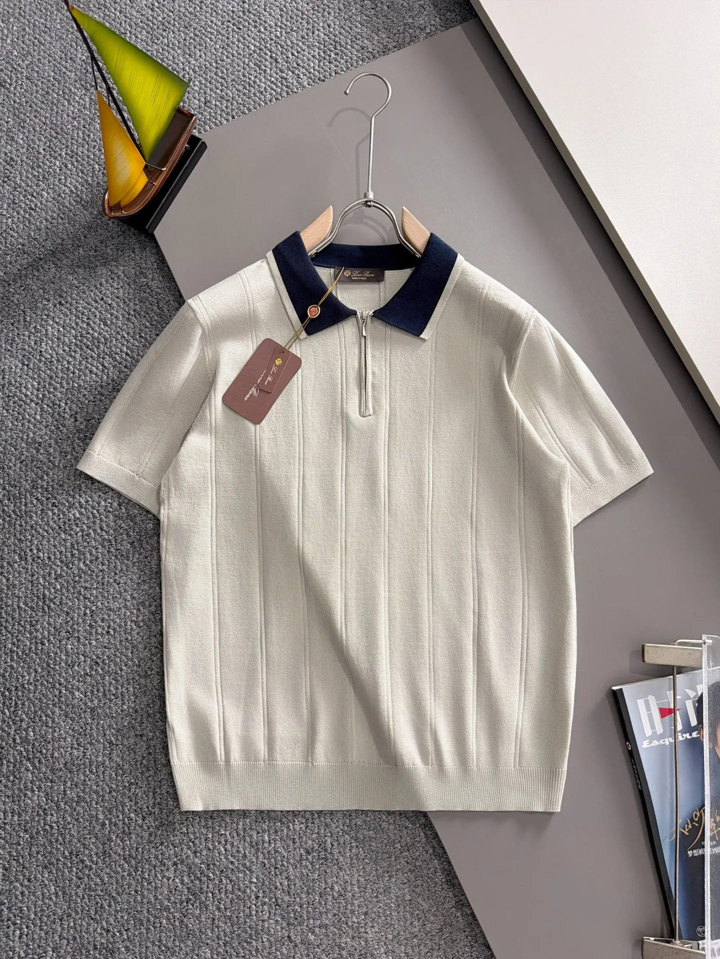 LP high quality Loro Piana 26ss New Arrival men's short-sleeved knitted T-shirt. Made of combed cotton yarn knitted cotton fabric, no pressure when entering and exiting the counter. Exclusive control of raw materials. It feels substantial when weighed, and the upper body is more textured than ordinary T-shirts. This texture can handle the weather easily and is suitable for both hot and cold! Loose fit design, looks noble. The only correct version is available Size: M to 4XL
